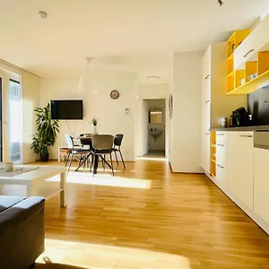 Hotel Topmodernes Sonnenwohnen Bei U-bahn Und Therme Oberlaa, 15 Min Bis Stephansplatz, Wien