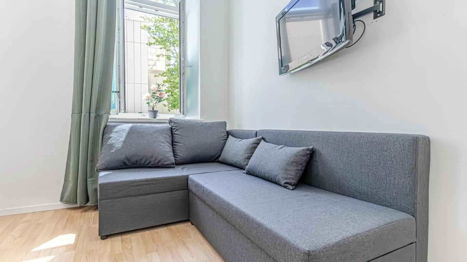 Loevly Shared 6Br With Garden Near Danube & Millenium City Viena 0*,